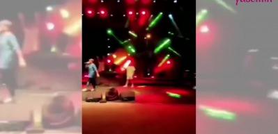 Şarkıcı Sefo, konser sırasında sahneye atlayan hayranlarından ka&ccedil;tı