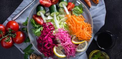 Balığın yanına iyi giden en kolay salata tarifleri