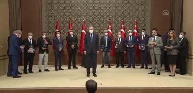 Dr. A. Zahid Akman'a Yılın Televizyon Y&ouml;neticisi &ouml;d&uuml;l&uuml; 