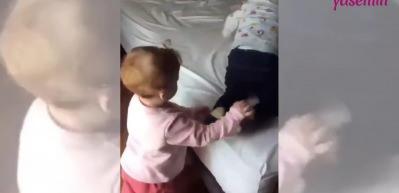 İki bebeğin yatağa &ccedil;ıkma &ccedil;abası...
