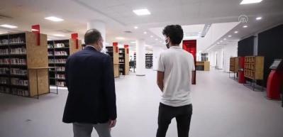 İnşaatında &ccedil;alıştığı k&uuml;t&uuml;phaneye doktor adayı olarak geliyor