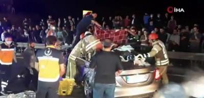 İstanbul'da meydana gelen trafik kazasında 3 kişi yaşamını yitirdi, 3 kişi yaralandı