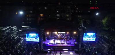 Sanat&ccedil;ı Haluk Levent&rsquo;ten konserde aşı olun &ccedil;ağrısı!