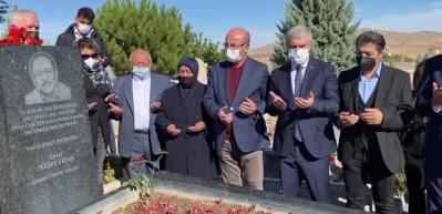 "Bozkırın Tezenesi" Neşet Ertaş Kırşehir'deki mezarı başında anıldı