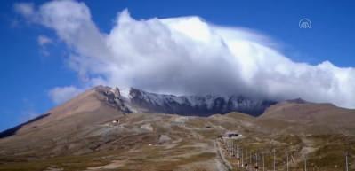  İ&ccedil; Anadolu'nun en y&uuml;ksek dağı Erciyes'e kar yağdı