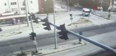 Kontrolden &ccedil;ıkan tırın 6 aracı bi&ccedil;tiği anlar g&uuml;venlik kamerasında