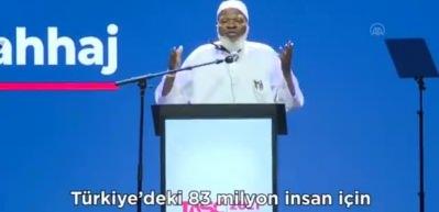 Erdoğan'dan &ouml;nce k&uuml;rs&uuml;ye &ccedil;ıktı, bir c&uuml;mle edip indi: O b&uuml;t&uuml;n M&uuml;sl&uuml;manların lideri