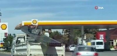 Kamyonet kasasındaki tehlikeli yolculuk kamerada! G&uuml;neşlenir gibi uzanarak seyahat etti