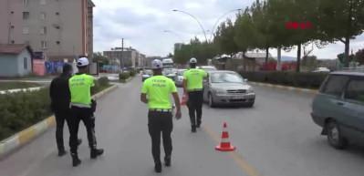 Polis m&uuml;d&uuml;r&uuml;nden ışık ihlali yapan s&uuml;r&uuml;c&uuml;ye: Cezanı ben &ouml;derim, yeter ki size bir şey olmasın