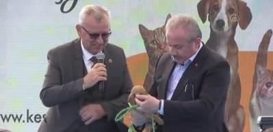 TBMM Başkanı Şentop'a barınak a&ccedil;ılışında sokak k&ouml;peği armağan edildi