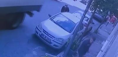 Freni patlayan kamyon ortalığı savaş alanına &ccedil;evirdi! Kadın altında kalmaktan kıl payı kurtuldu