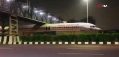 Hindistan'da uçak köprünün altına sıkıştı