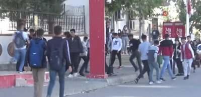 Lİselilerin tekmeli bı&ccedil;aklı kavgası, ortalık bir anda karıştı