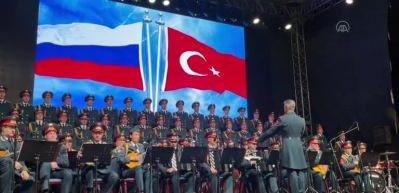 Rus Kızılordu Korosu ve Haluk Levent Mersinliler ile buluştu