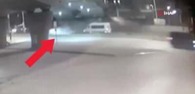 &Uuml;&ccedil; kişiye mezar olan feci kaza anı kamerada! L&uuml;ks otomobil kağıt gibi ezildi