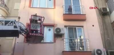 Pencere ve korkuluk arasında mahsur kalan &ccedil;ocuğu itfaiye kurtardı