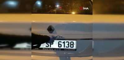 Polisin dikkatinden ka&ccedil;madı! Mıknatıslı &ccedil;anta oyunu kamerada
