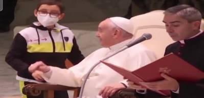 Bir anda sahneye fırladı! Papa Francis neye uğradığını şaşırdı