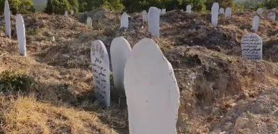 Yunanistan'a ge&ccedil;meye &ccedil;alışırken hayatını kaybeden g&ouml;&ccedil;menlerin kimliği belirsiz mezarları