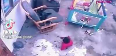 Bebeği d&uuml;şmekten kurtaran kedinin o anları