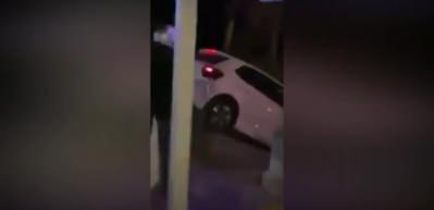 Otomobiliyle merdivenden inmeye &ccedil;alışan kadın s&uuml;r&uuml;c&uuml; askıda kaldı