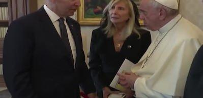Joe Biden, Papa'nın eline bozuk para sıkıştırdı
