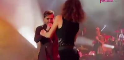 Kenan s&ouml;ylerken Beren Saat bir anda sahneye &ccedil;ıktı! 