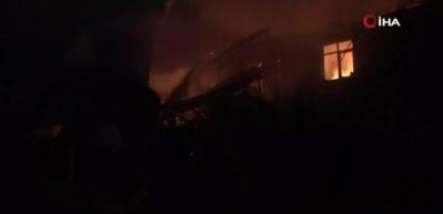 Bolu'da 2 katlı ahşap ev alev alev yandı