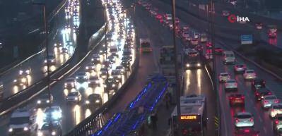 İstanbul’da yağmur yağdı, trafik yoğunluğu yüzde 63 oldu