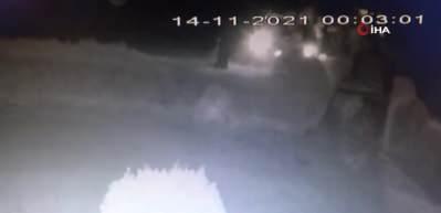 Alkoll&uuml; s&uuml;r&uuml;c&uuml; aracıyla u&ccedil;tuğu bah&ccedil;eden ka&ccedil;maya &ccedil;alıştı: Kaza anı kamerada