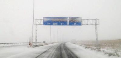 Her yer beyaza b&uuml;r&uuml;nd&uuml;! Kar kalınlığı 20 santime ulaştı