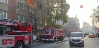 İstanbul&rsquo;da patlama! Binanın &ouml;n cephesi yola a&ccedil;ıldı&hellip;