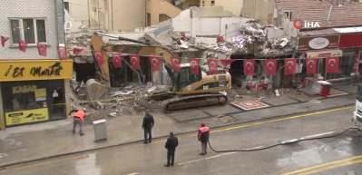 Malatya'da &ccedil;&ouml;ken binanın enkaz kaldırma işlemleri s&uuml;r&uuml;yor