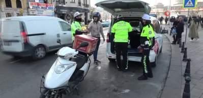  Taksim'de yaya yoluna giren kuryelere ceza yağdı