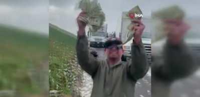 Dolarları toplamak i&ccedil;in birbirleriyle yarıştılar