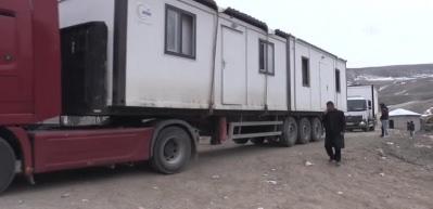 Erzurum'daki depremde evleri hasar g&ouml;renlere konteyner ulaştırıldı
