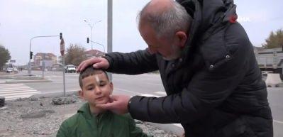 8 yaşındaki &ccedil;ocuk trafik levhası y&uuml;z&uuml;nden az kalsın &ouml;l&uuml;yordu