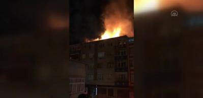 Bağcılar'da 5 katlı binanın &ccedil;atısında yangın &ccedil;ıktı