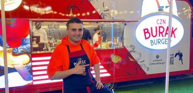 CZN Burak b&uuml;y&uuml;d&uuml;k&ccedil;e b&uuml;y&uuml;yor! Dubai'de yeni mekan a&ccedil;tı