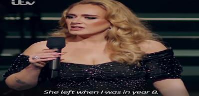 D&uuml;nyaca &uuml;nl&uuml; şarkıcı Adele'ye sahnede şok!