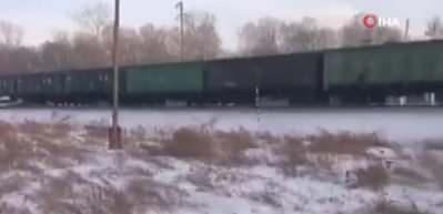 Y&uuml;k treni altına altığı aracı metrelerce s&uuml;r&uuml;kledi