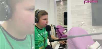 Fevzi Kaan T&uuml;rker sosyal medyayı salladı! 'Bilmem mi' şarkısını s&ouml;yledi