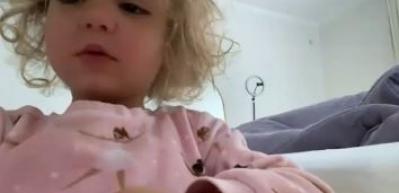 Pelin Akil uyurken kızının &ccedil;ektiği video izleyenleri g&uuml;ld&uuml;rd&uuml; 