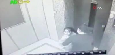 Pes dedirten g&ouml;r&uuml;nt&uuml;! Altı yaşındaki kızının &ouml;n&uuml;nde darp edildi