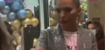 Demet Akalın yine rezil oldu! Gittiği a&ccedil;ılışı birbirine kattı