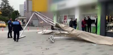 D&uuml;zce'de kuvvetli r&uuml;zgar dolayısıyla m&uuml;stakil evin &ccedil;atısına ağa&ccedil; devrildi