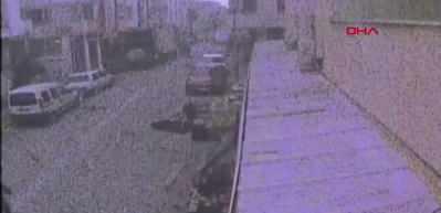 Fırtınadan yeni g&ouml;r&uuml;nt&uuml;ler... İstanbul'da can pazarı! O anlar kamerada