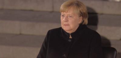 Merkel'i hi&ccedil; b&ouml;yle g&ouml;rmediniz! G&ouml;zyaşlarını tutamadı