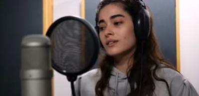 Simay Barlas 'Bah&ccedil;ada Yeşil &Ccedil;ınar' t&uuml;rk&uuml;s&uuml;n&uuml; seslendirdi