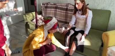 Sokak k&ouml;peklerinin kovaladığı gen&ccedil; kıza araba &ccedil;arptı